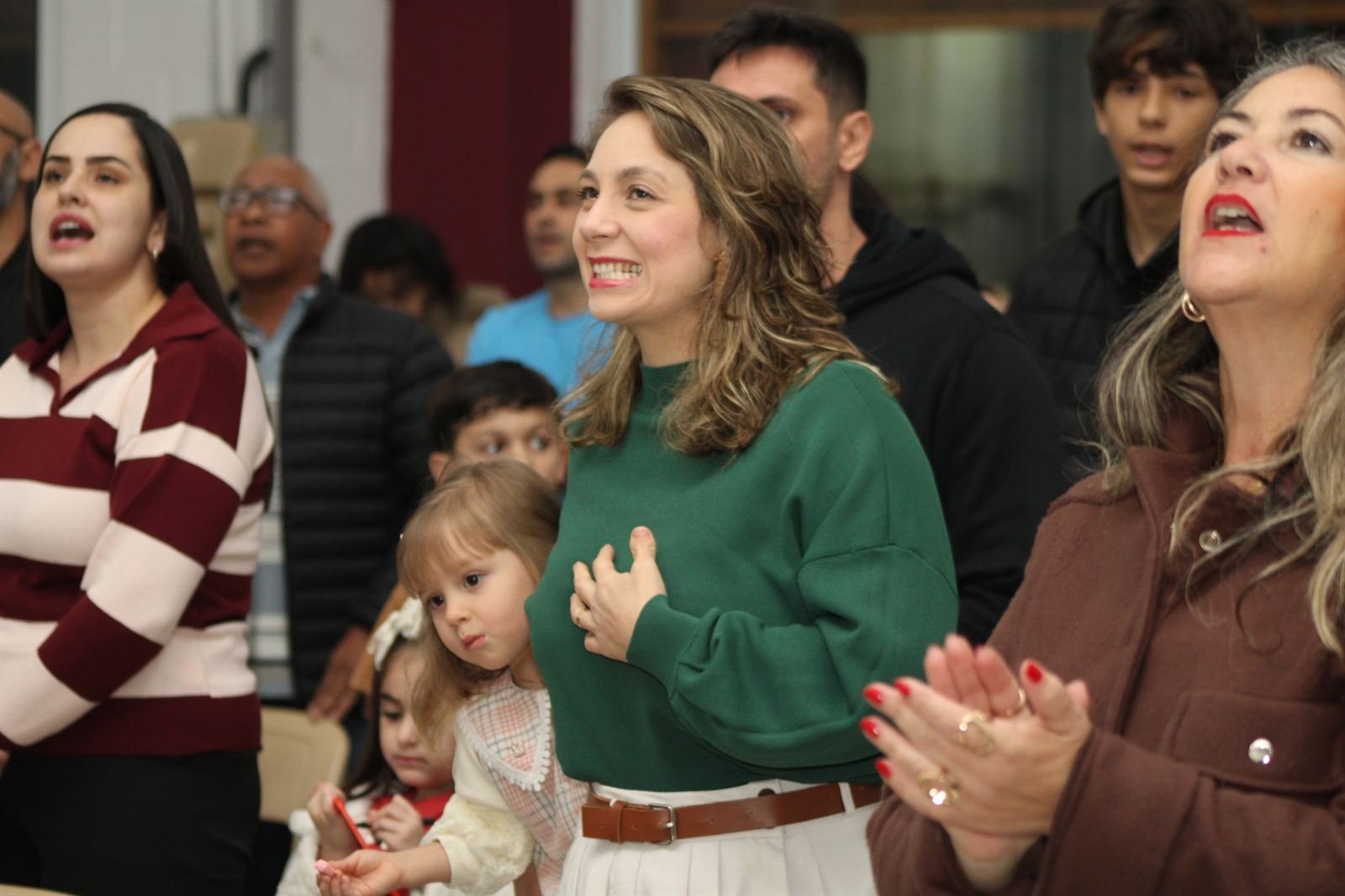 Membros da CBP Sede sorrindo durante o louvor no culto